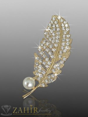 Супер стилен модел златиста брошка  перо с бели кристали и перла, размер 6 на 2 см - B1551